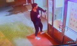 Cami kapısını yumruklayan zanlı tutuklandı