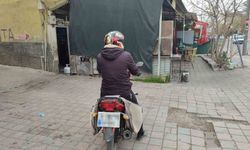 Ceza yedi, kaskı başına geçirerek motosiklet sürücülerine uyarıda bulundu