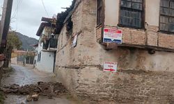 Metruk kerpiç binanın duvarı çöktü