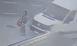 Dolmuş bekleyen kadın minibüsün altında böyle kaldı