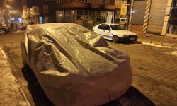 Dondurucu soğuklara karşı araçlar battaniye ve brandayla korunuyor