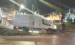 Niğde’de hafif ticari araç orta refüje çıktı