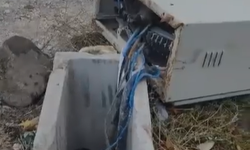 Niğde'de devrilen elektrik panosu tehlike saçıyor