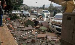 Fırtınanın etkisiyle yıkılan duvar 3 otomobile ve 1 motosiklet zarar verdi