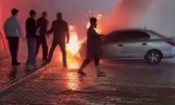 Park halindeki otomobil alev alev yandı