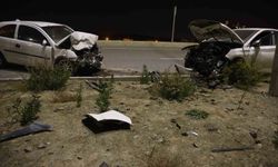 Kafa kafaya çarpışan otomobiller hurdaya döndü: 2 yaralı