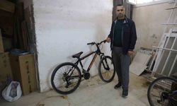 Kameralara yakalanan bisiklet hırsızına nasihat etti