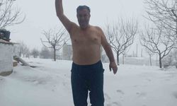 Kar sevinciyle üstsüz dışarı çıktı