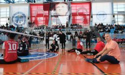 3 Aralık Dünya Engelliler Günü'nde protokol voleybol oynadı