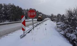 Kendi greyderiyle karla mücadeleye destek veriyor