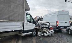 Kırmızı ışıkta duramayan kamyonet ortalığı savaş alanına çevirdi