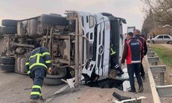 Devrilen akaryakıt yüklü tırın sürücüsü yaralandı