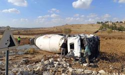 Devrilen beton mikserinin sürücüsü yaralandı