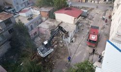 Ağır hasarlı bina kontrollü şekilde yıkıldı