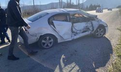 Otomobil ile traktör çarpıştı; 3 yaralı