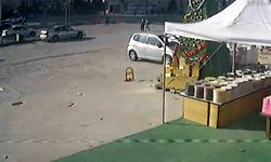 Otomobilin çarptığı yaşlı kadın metrelerce savruldu: O anlar kamerada