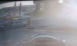 Otomobille çarpışan motosikletli yola savruldu