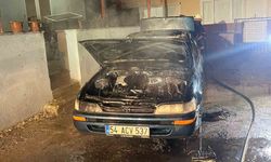 Park halindeyken yanan otomobil kullanılamaz hale geldi