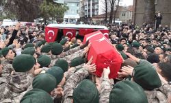 Şehit polis, görev arkadaşlarının omzunda dualarla uğurlandı