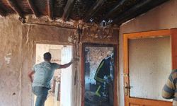 Yangında iki katlı evin bir bölümü yanarak küle döndü
