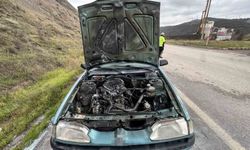 Seyir halindeki otomobilde çıkan yangın söndürüldü