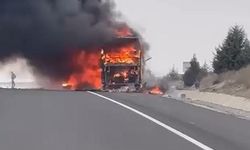 Seyir halindeki yolcu otobüsü alev alev yandı