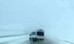 Minibüsün kıl payı atlattığı kaza kamerada