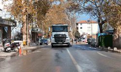 Hasarlı binaların yıkımı sonrası temizlik çalışmaları sürüyor