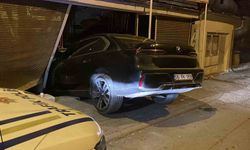 Fren yerine gaza basan sürücü, markete girdi