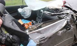 Tıra arkadan çarpan araç kağıt gibi ezildi: 1 ölü, 1 yaralı