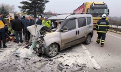 Tırla çarpışan hafif ticari araç alev aldı