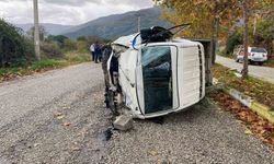 Devrilen kamyonetin sürücüsü yaralandı
