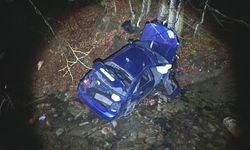 Uçurumdan yuvarlanan otomobilden 3 kişi sağ çıktı