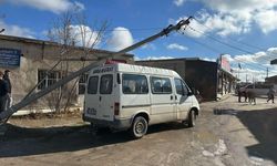 Park halindeki transitin üzerine beton elektrik direği devrildi