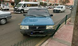 Niğde’de aracının el frenini tam çekemedi, korkuluklara çarptı