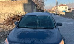 Soğuk hava sebebiyle otomobil camları buz tuttu