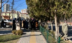 Niğde'de aileler soğuk havada okul önlerinde bekledi