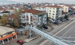 'Yayalar evimi izliyor' şikayeti üst geçidi yıktırdı: 'Evi yine görebiliyoruz'