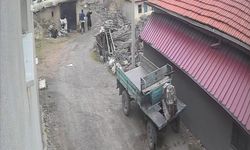 Yerde yatan karısının kafasına tekme attı