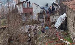 Binada çıkan yangında yoğun duman gökyüzünü kapladı