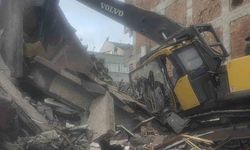 Zeytinburnu'nda yıkım sırasında beton parçaları iş makinesinin üzerine düştü: Operatör yaralandı
