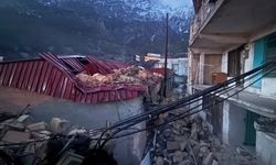 Niğde'de şiddetli rüzgar nedeniyle minare yıkıldı, çatılar uçtu