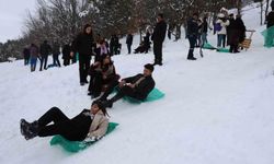 Adana usulü kayak festivali: Leğenle, bidonla, poşetle pistte yarış