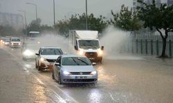 Şiddetli yağış yolları göle çevirdi, apartmanları su bastı