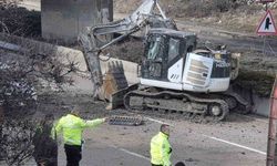 Tırdaki kepçe köprüye takılıp yola düştü