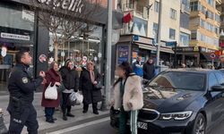 Araçların önüne atladı, trafiği birbirine kattı