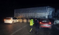 Otomobiller sisli yolda tır dorsesine çarptı