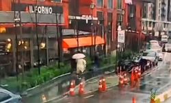 Fırtınada devrilen tabelanın altında kaldı