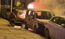 Park halindeki otomobil alev alev yandı