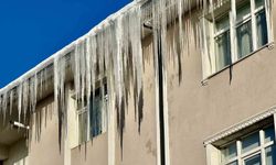 Bina çatılarındaki dev buz sarkıtları tehlike saçıyor